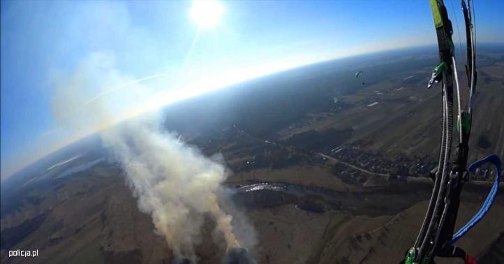 Grzegorz Bartosiewicz w trakcie lotu motoparalotnią zauważył dym wydobywający się znad lasu (fot. KWP w Radomiu)