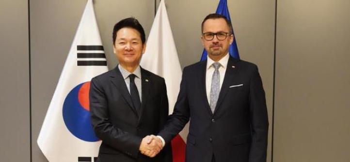 Jang Sun Min, starszy sekretarz ds. strategii w Kancelarii Prezydenta Republiki Korei i Marcin Horała, pełnomocnik rządu ds. CPK (fot. Ministerstwo Funduszy i Polityki Regionalnej)