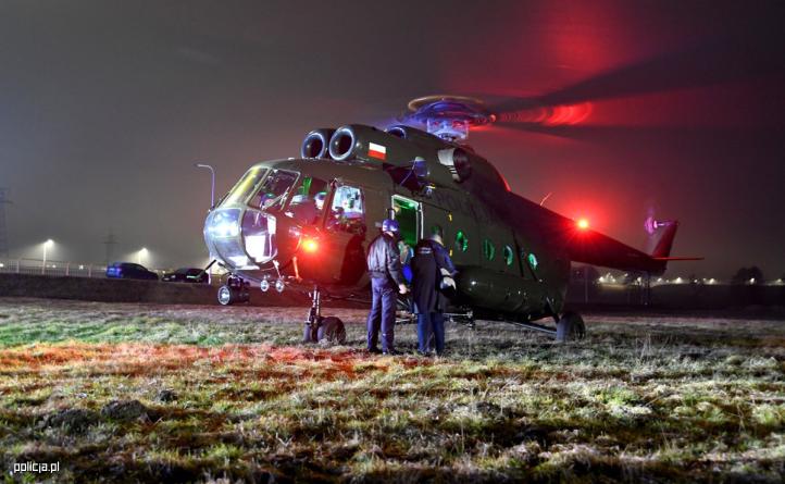 Mi-8 podczas akcji transportu organów do przeszczepu (fot. podkom. Damian Janus z KWP w Kielcach)