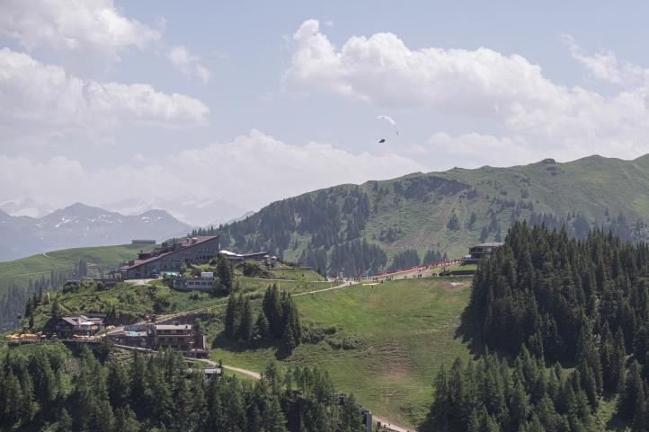 Red Bull X-Alps 2023 startuje w austriackim mieście Kitzbühel – Kirchberg, słynącym z wyścigu narciarstwa zjazdowego Hahnenkamm. (fot. zoom, Sebastian Marko)