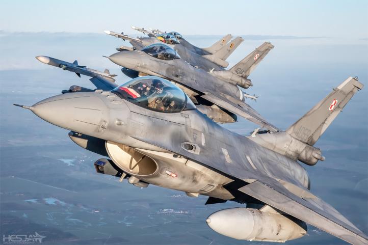 Samoloty F-16 polskie i belgijskie w locie (fot. Sławomir Hesja Krajniewski)