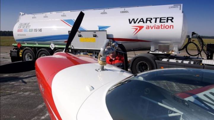 Tankowanie samolotu GA (fot. Warter Aviation)