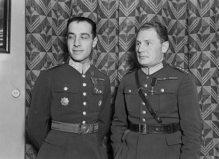 Z lewej Zbigniew Burzyński, po prawej stronie stoi Franciszek Hynek (fot. Willem van de Poll, CC0, Wikimedia Commons)