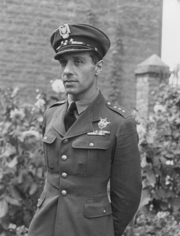 Zbigniew Burzyński kpt. pilot balonowy w mundurze, 1937 rok (fot. Narodowe Archiwum Cyfrowe)