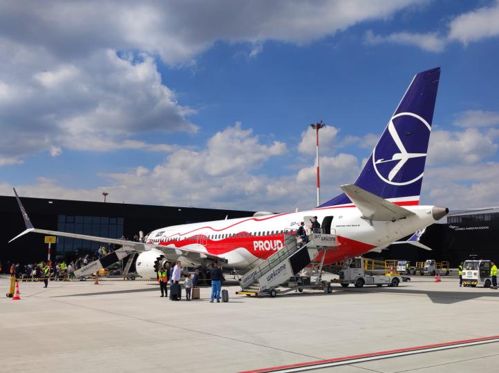 Boeing 737-800 należący do PLL LOT na płycie lotniska Warszawa-Radom (fot. Lotnisko Warszawa-Radom, Facebook)