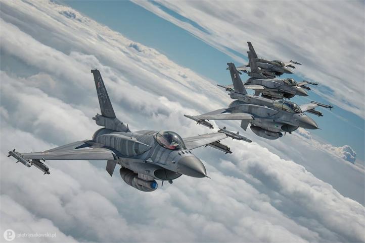 Cztery samoloty F-16 w locie - widok z ukosa (fot. Piotr Łysakowski)