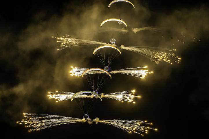 Flying Dragons Team - nocny pokaz z użyciem pirotechniki (fot. Tomasz Szmelter)