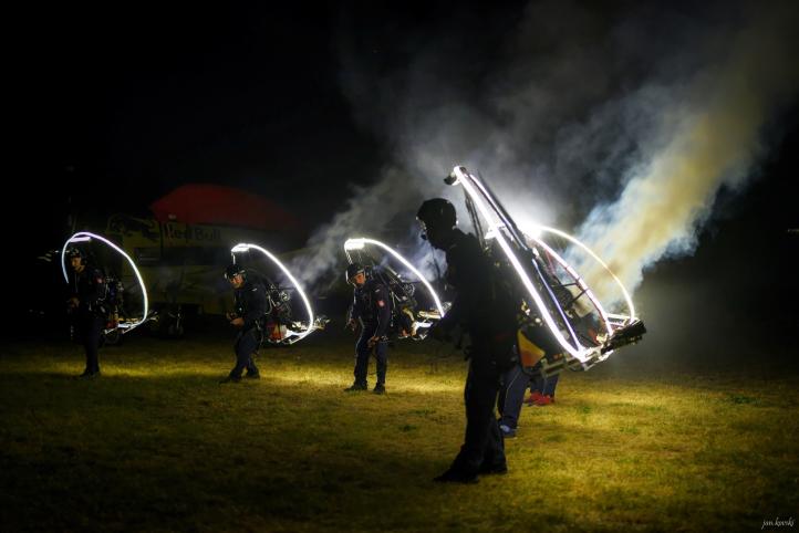 Flying Dragons Team - przygotowania na ziemi do nocnego pokazu z użyciem pirotechniki (fot. Marek Jankowski)