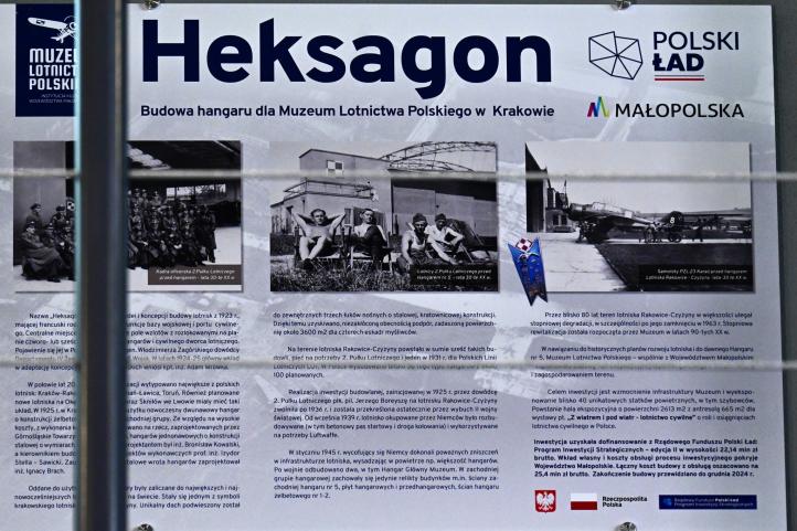 Heksagon - budowa hangaru dla Muzeum Lotnictwa Polskiego w Krakowie - tablica (fot. Muzeum Lotnictwa Polskiego)