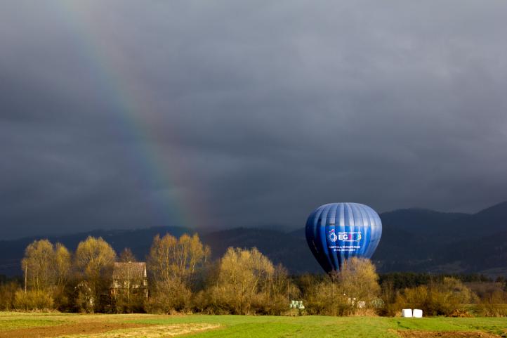 Małopolski Festiwal Balonowy "Odlotowa Małopolska" - balon, zachmurzone niebo i tęcza (fot. Maciej Patrzałek)