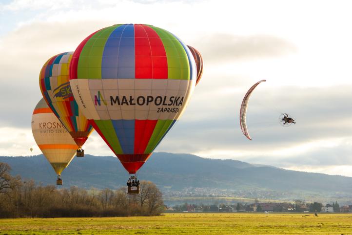 Małopolski Festiwal Balonowy "Odlotowa Małopolska" - start balonów w towarzystwie motoparalotni (fot. Maciej Patrzałek)