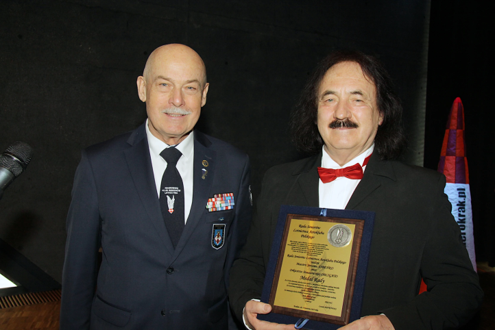 Maestro Jerzy Sobeńko odbiera Medal Rady Seniorów Lotnictwa (fot. Stanisław Guzik, KKSL)