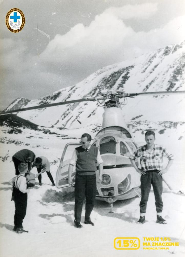 Pierwszy lot ratunkowy śmigłowcem SM-1, 16.04.1963r. Przed śmigłowcem stoi pilot Tadeusz Augustyniak i Wojciech Bartkowski. (fot. TOPR)