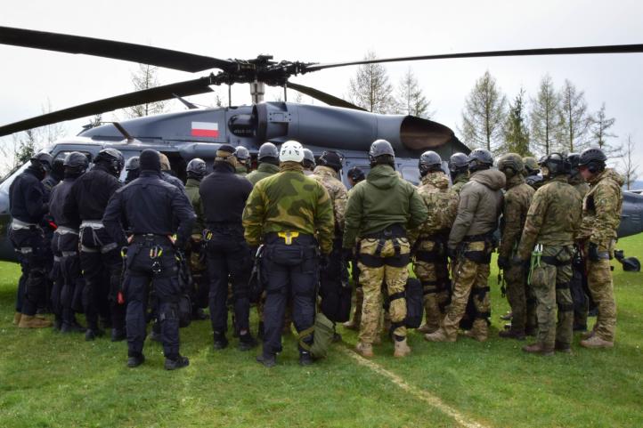 Policyjni kontrterroryści ćwiczyli z Black Hawkiem (fot. Zespół Prasowy KWP w Rzeszowie oraz SPKP w Rzeszowie)3