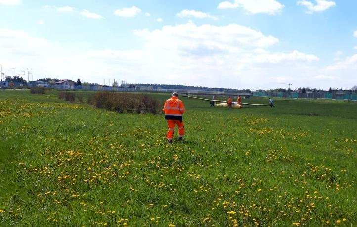 Szybowiec SZD-30 Pirat wylądował przy węźle autostrady A1 w Żorach (fot. GDDKiA Katowice, Twitter)2