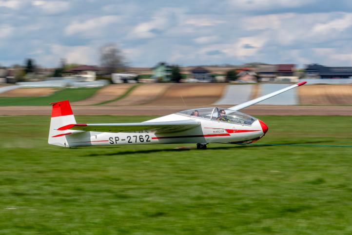 Szybowiec na lotnisku w Aeroklubie Krakowskim - rozbieg (fot. Dariusz Wesołowski)