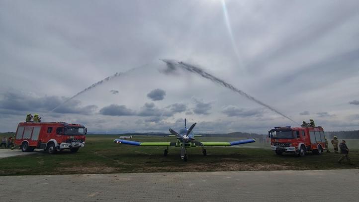 Uroczyste powitanie salutem wodnym samolotu PAC 750 XL na Lotnisku Nowy Targ (fot. Robert Koprowski)