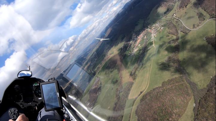 Widok z szybowca podczas lotu w Prievidzy (fot. Łukasz Błaszczyk)