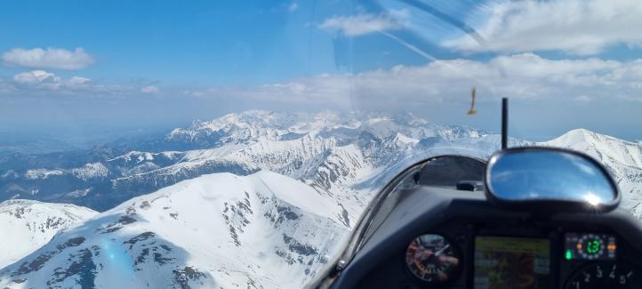 Widok z szybowca podczas lotu w górach (fot. Łukasz Błaszczyk)