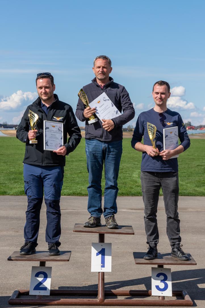 Zwycięzcy szybowcowych zawodów na celność lądowania w Aeroklubie Krakowskim (fot. Dariusz Wesołowski)