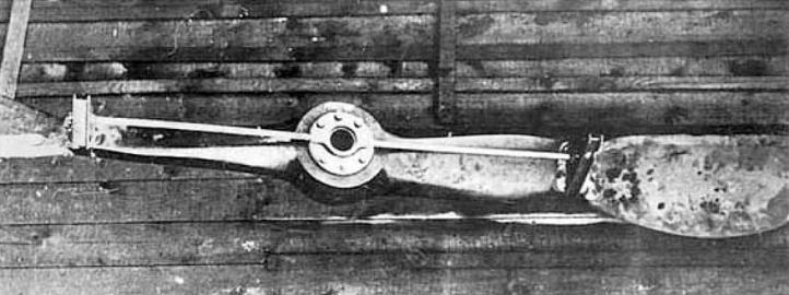 Śmigło Garrosa z deflektorami pocisków po wydobyciu z jego zestrzelonego samolotu (fot. J. M. Bruce Morane-Saulnier Types N, I, V., Domena publiczna, Wikimedia Commons)