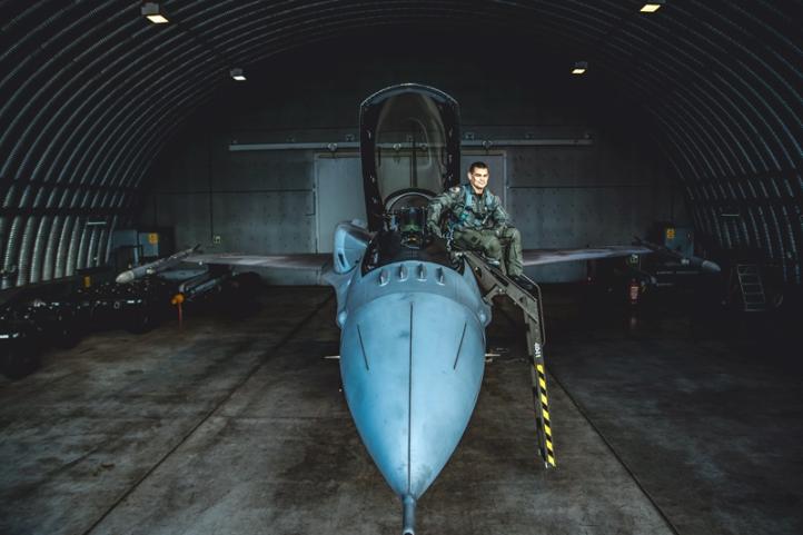 Ppłk Łukasz Gradziński na drabince, przy kokpicie samolotu F-16 (fot. Maciej Lipiński)2