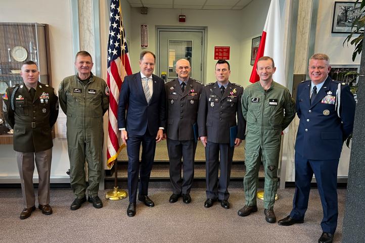 Uroczystość wręczenia oficerom Dowództwa Operacyjnego RSZ amerykańskiego Medalu za Chwalebną Służbę (fot. Ambasada USA w Polsce)