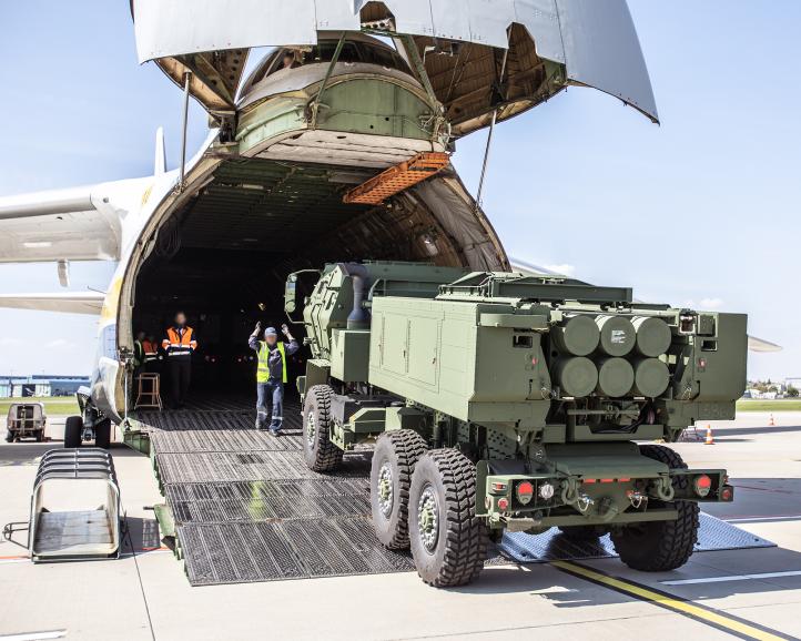 Wyrzutnie rakiet HIMARS przyleciały na pokładzie superciężkiego samolotu transportowego An-124 Rusłan (fot. Lotnisko Chopina, Facebook)