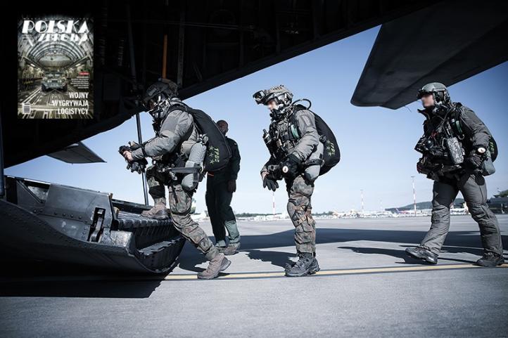 Żołnierze 6 Brygady Powietrznodesantowej na lotnisku wchodzą do samolotu - czerwcowa PZ (fot. Bartek Bera)