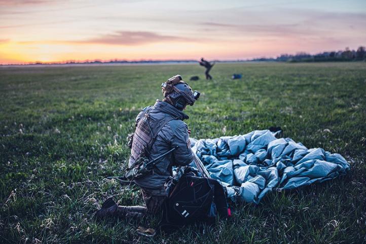Żołnierze 6 Brygady Powietrznodesantowej po wylądowaniu (fot. Sebastian Brzezina, 6BPD)