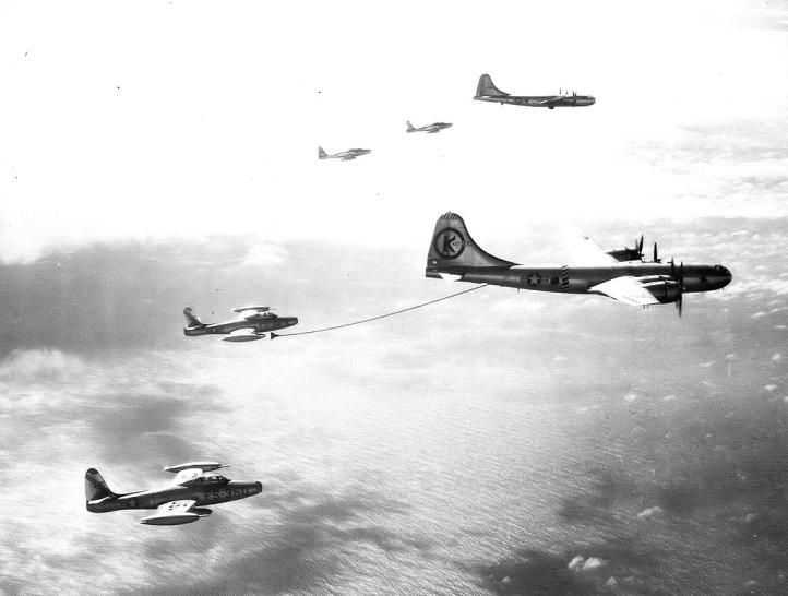 KB-29M z 43d Air Refueling Squadron tankuje F-84 (fot. United States Air Force, Domena publiczna, Wikimedia Commons)