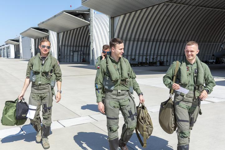 Podchorąży Lotniczej Akademii Wojskowej na lotnisku (fot. Grzegorz Zarzycki, EPRA Spotters)