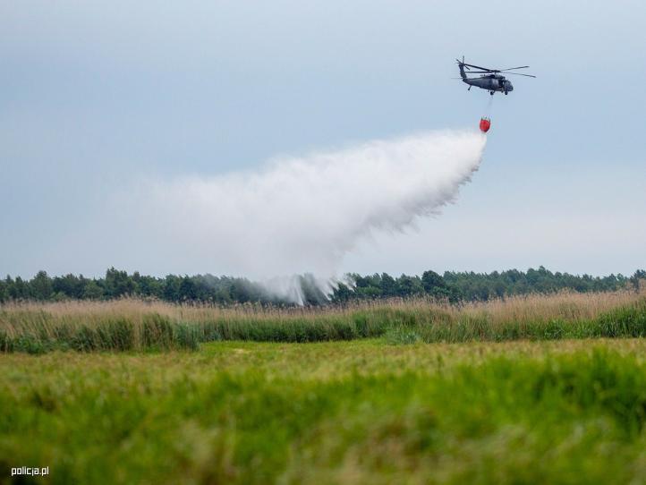 Policyjny Black Hawk pomógł strażakom w akcji gaszenia pożaru łąk w Biebrzańskim Parku Narodowym (fot. policja.pl)2