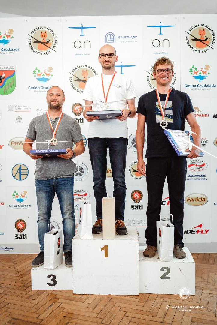 Szybowcowe Mistrzostwa Polski w klasie 15m - podium (fot. Rzecz Jasna photography, Aeroklub Nadwiślański, FB)