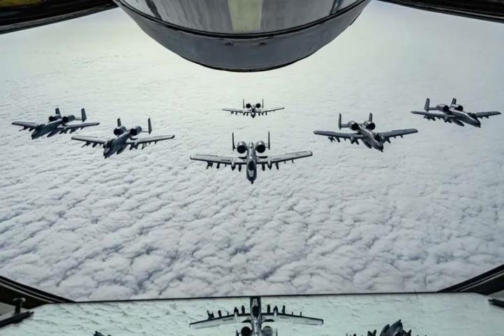 A-10 w szyku w locie - widok z drugiego samolotu (fot. NATO)