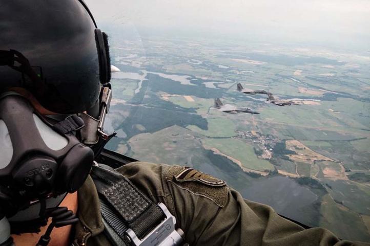 Widok z odrzutowca wojskowego na samoloty w locie (fot. 31 Baza Lotnictwa Taktycznego)