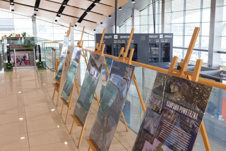 Wystawa „Polacy w bitwie o Wielką Brytanię” w terminalu lotniska EPRZ
