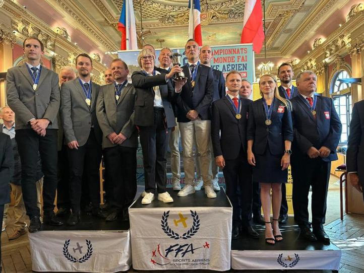 23. Samolotowe Mistrzostwa Świata w Lataniu Rajdowym we Francji - podium drużynowo (fot. Wieczorek Flying Team)
