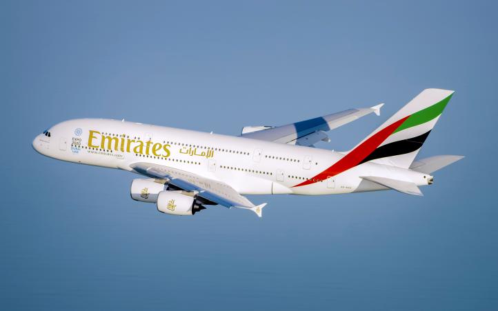 A380 linii Emirates w locie - widok z boku (fot. Emirates)