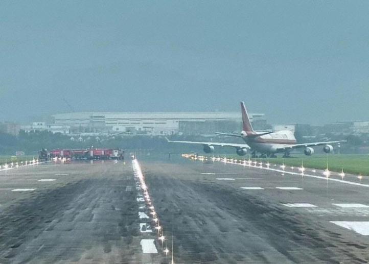 B744 Kalitta po wypadnięciu z pasa w Ningbo, fot. avherald