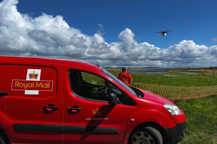 Dostarczanie przesyłki za pomocą drona (fot. Royal Mail, Facebook)