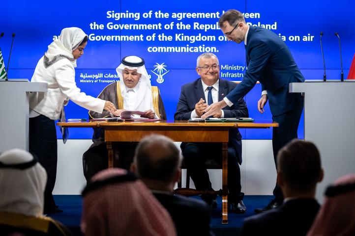 Umowa między Rządem Rzeczypospolitej Polskiej a Rządem Królestwa Arabii Saudyjskiej o komunikacji lotniczej - podpisana (fot. Ministerstwo Infrastruktury)2