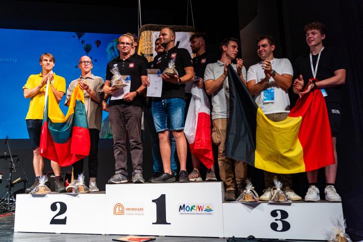 VI FAI Balonowe Mistrzostwa Świata Juniorów w Grudziądzu - podium drużynowe (fot. Studio Vento)