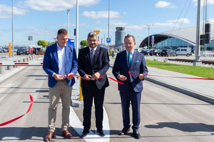 Otwarcie nowego parkingu przy lotnisku w Jasionce (fot. Łukasz Ożóg, port lotniczy Rzeszów-Jasionka)