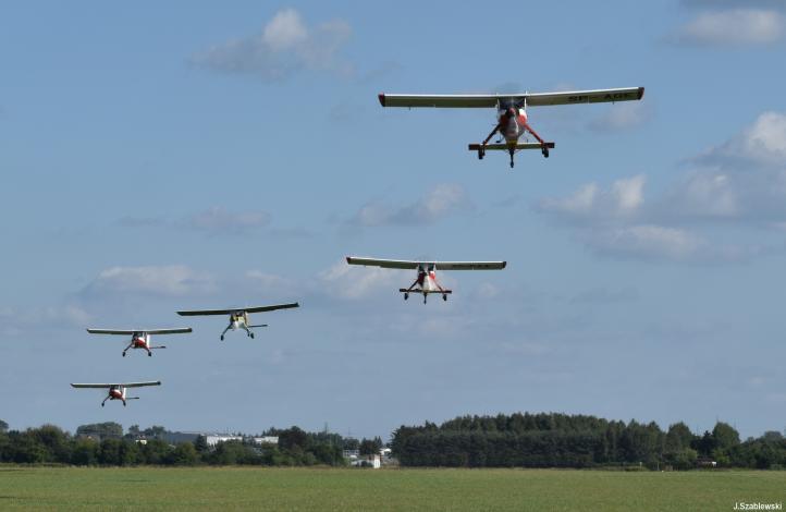 Wilgi odlatują z lotniska w Płocku (fot. J. Szablewski, Aeroklub Ziemi Mazowieckiej)