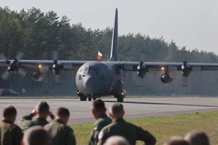 C-130 Hercules na drodze podczas ćwiczenia "Route 604" (fot. Michał Niwicz)