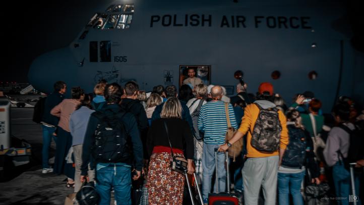 C-130 Hercules polskich Sił Powietrznych na lotnisku w Izraelu - Polacy przed wejściem do samolotu (fot. mł. chor. Piotr Gubernat)