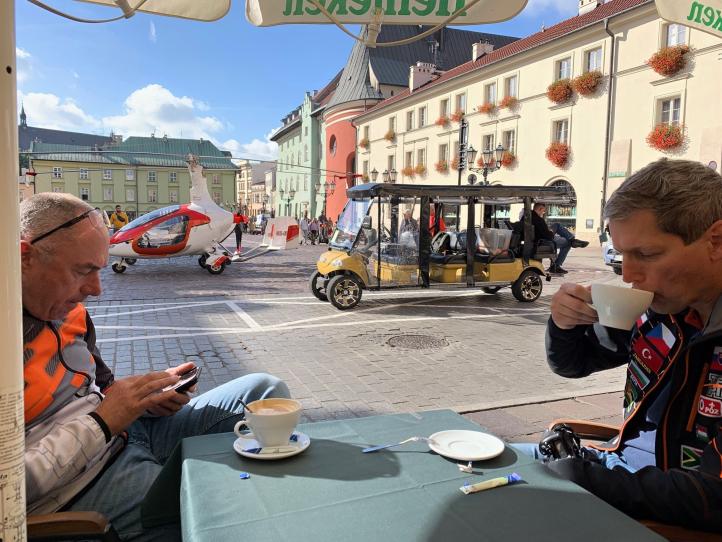 Czescy piloci piją kawę na Rynku Głównym w Krakowie (fot. Muzeum Lotnictwa Polskiego w Krakowie)