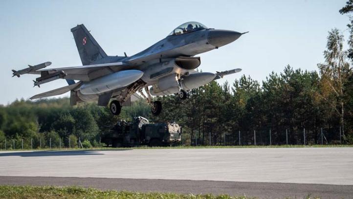 F-16 startuje na drodze podczas ćwiczenia "Route 604" (fot. kpr. Wojciech Król, CO MON)