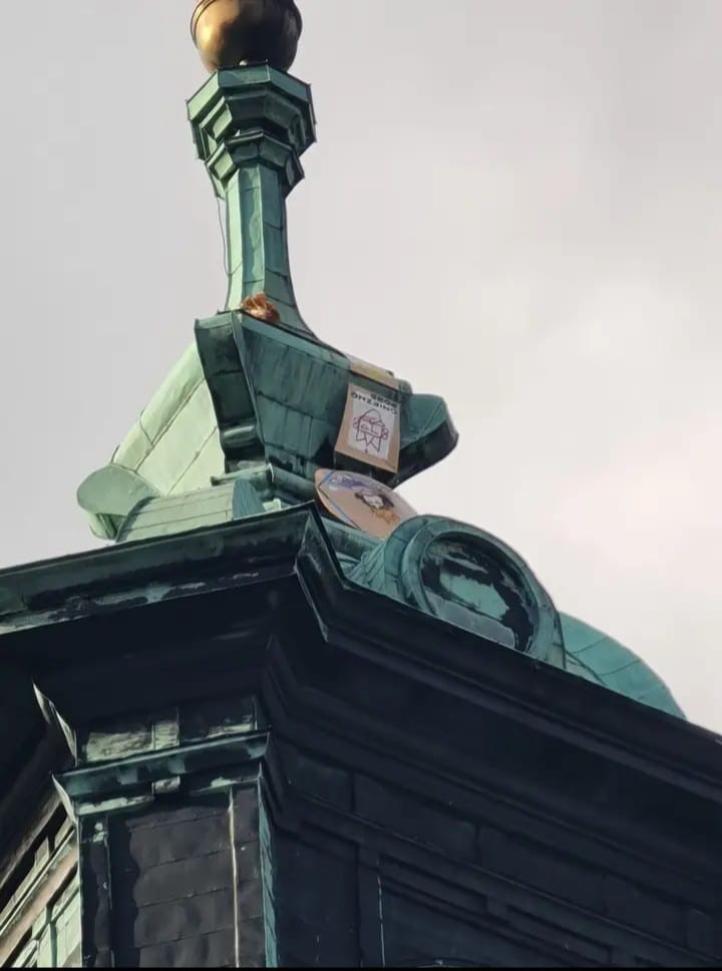 Latawiec w namalowanym popiersiem pierwszego Króla Polski Bolesława Chrobrego na wieży zegarowej katedry (fot. rslap.org)